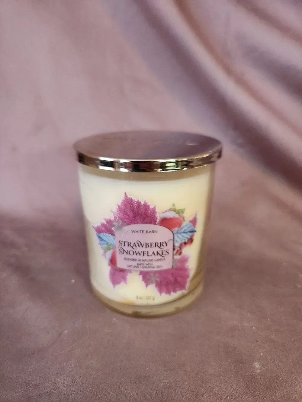 White Barn Strawberry Snowflakes Scented Signature Candle 8 oz - Picture 1 of 1